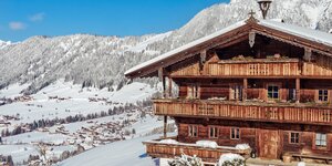 Auf dem Bild zu sehen ist die verschneite Winterlandschaft in Alpbach, im Vordergrund ein altes Bauernhaus | © Alpbachtal Tourismus | B.Berger 