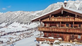 Auf dem Bild zu sehen ist die verschneite Winterlandschaft in Alpbach, im Vordergrund ein altes Bauernhaus | © Alpbachtal Tourismus | B.Berger 