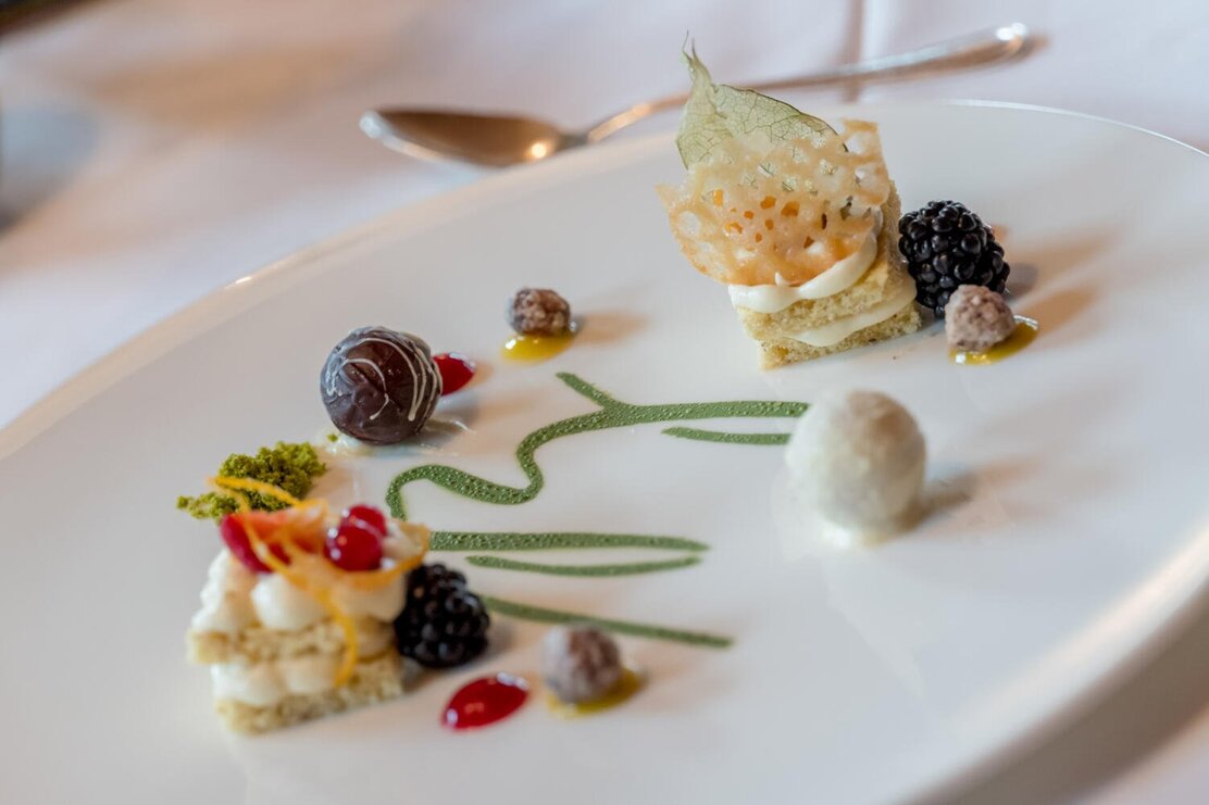 Auf diesem Bild zu sehen ist ein Dessert des Hauben Lokals Fuggerstube im Hotel Böglerhof in Alpbach | © Böglerhof 