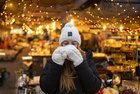 Frau mit Glühwein am Rattenberger Adventmarkt