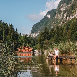 Eine Frau entspannt in der Natur am Steg des Berglsteinersees  | © Good Morning World | Janina Zasche 