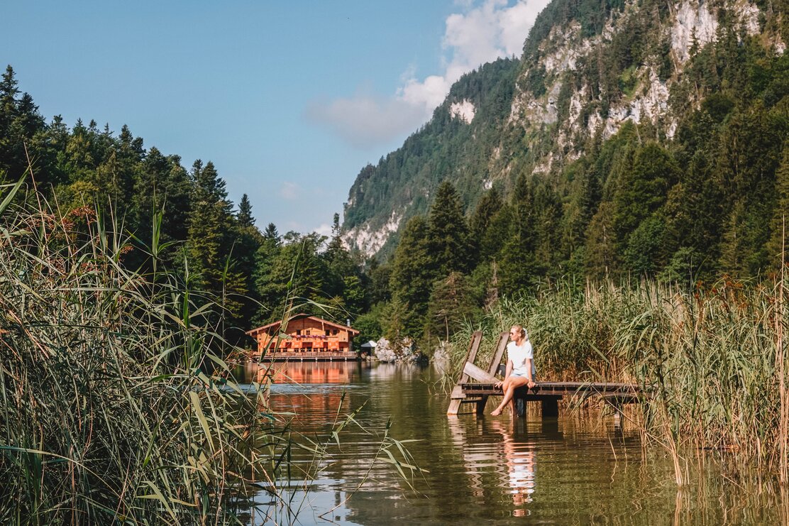 Eine Frau entspannt in der Natur am Steg des Berglsteinersees  | © Good Morning World | Janina Zasche 