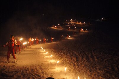 Auf diesem Bild zu sehen sind viele Skilehrer mit Fackeln in der Hand, welche alle gemeinsam hintereinander vom Berg hinunter fahren und ein kleine Show bei Nacht liefern | © Alpbachtal Tourismus 