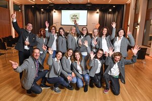 Auf diesem Bild zu sehen sind fast alle Mitarbeiter des Alpbachtal Tourismus, zu sehen  | © Alpbachtal Tourismus | Gabriele Grießenböck