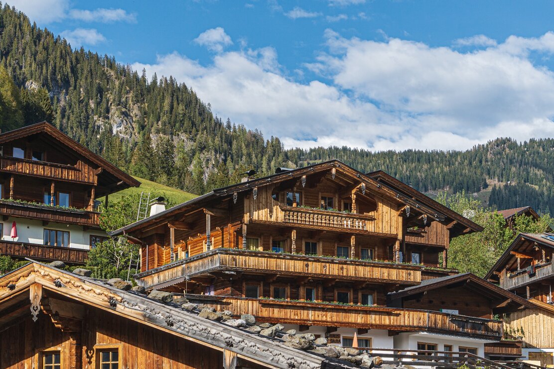 Das Dorf Alpbach in Tiro im Frühjahr | © wirlichtenab.de