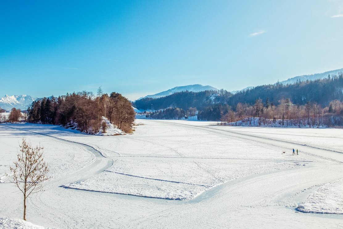 Blick auf den gefrorenen Reintalersee in Kramsach im Winter