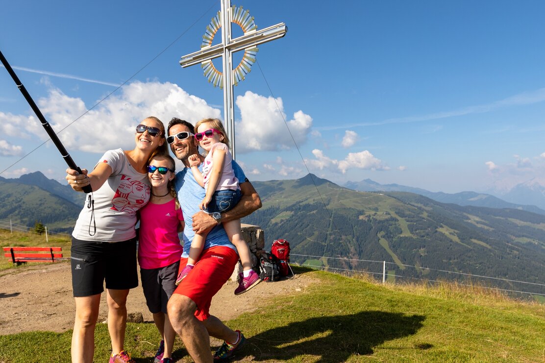 Selfie Familie am Schatzberg Gipfelkreuz | © shootandstyle