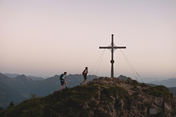 Paar am Berg Wandern Abendstimmung Gipfelsieg Sonn